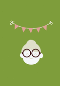 Mamie souriante avec lunettes et guirlandes